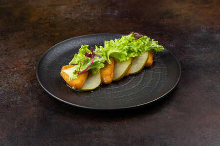 Жареный сыр с томленой грушей