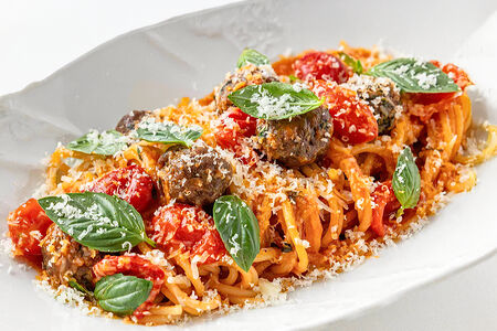 Спагетти с митболами из телятины
