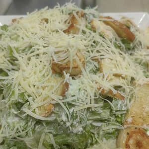 Салат Цезарь с креветками