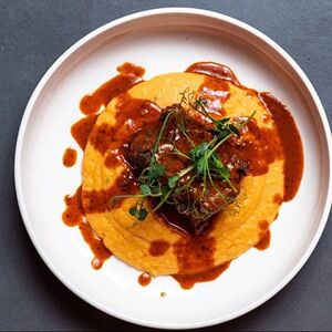 Томленые говяжьи щеки с пюре из картофеля и батата