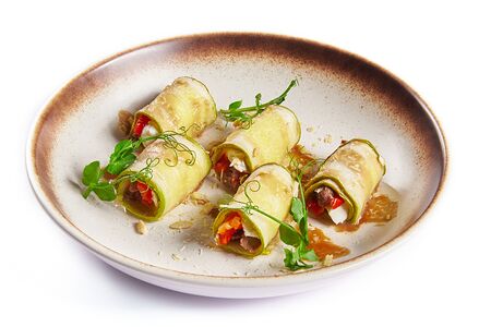 Рулетики с телятиной и цукини