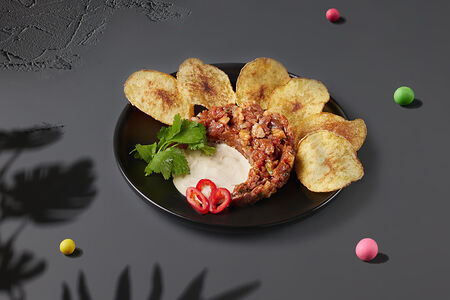 Тартар из говядины и копченого угря с трюфельным соусом