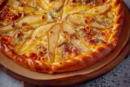 Хачапури с грушей и горгонзолой