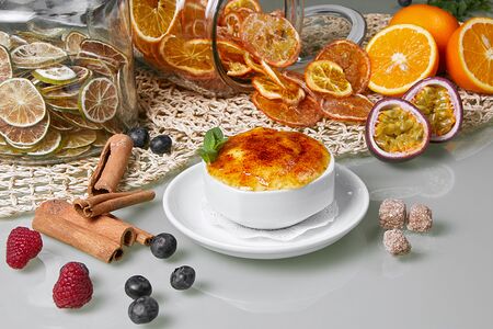 Крем-брюле со свежими ягодами вишни