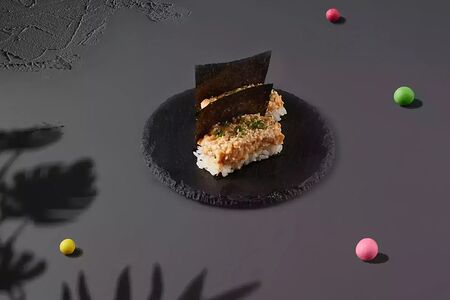 Запеченный гункан лосось