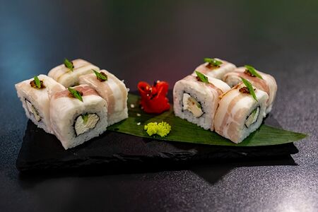 Ролл в беконе