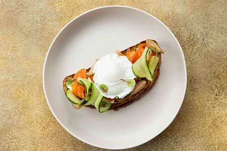 Брускетта с лососем 