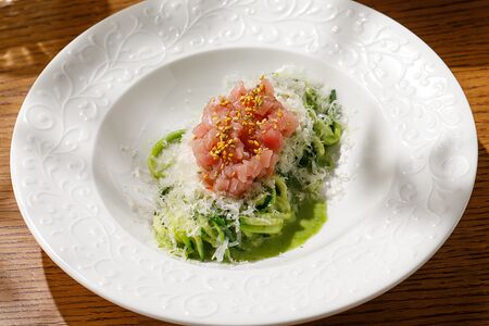 Спагетти из цукини с тартаром из тунца