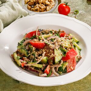 Овощной салат по-грузински с орехами