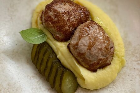 Котлеты из индейки с картофельным пюре и соленым огурцом