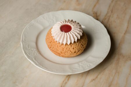 Заварное пирожное Шу с клубникой