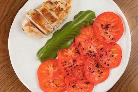 Куриное филе с авокадо и томатами