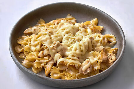 Макарошки в сливочном соусе с курицей 