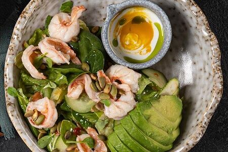 Зеленый салат с креветками