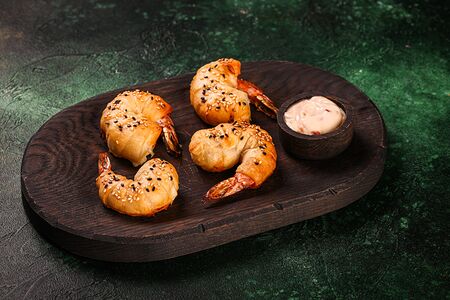 Креветки с моцареллой в слоеном тесте