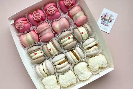 Ассорти макарон на 8 Марта L