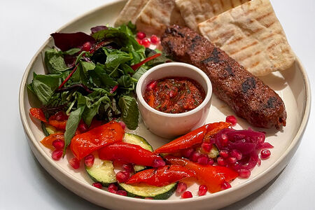 Люля-кебаб с овощами гриль и домашней питой