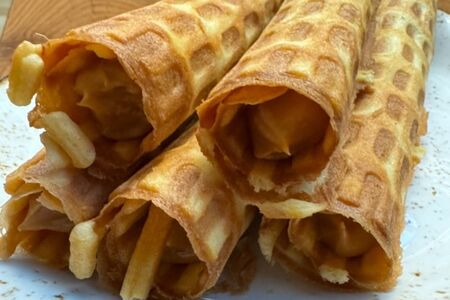 Вафельная трубочка со сгущенкой