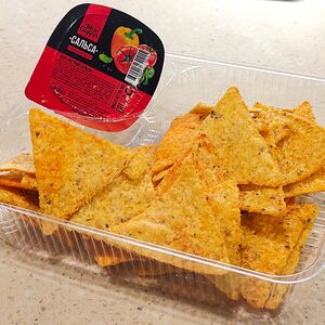 Начос с соусом сальса