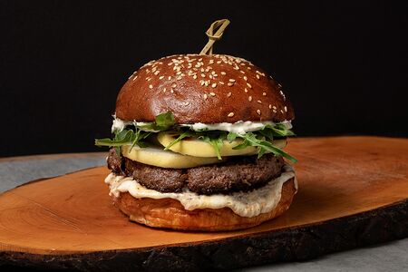 Бургер с грушей и горгонзолой 