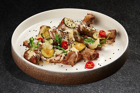 Свиные рёбра по-японски с ореховым соусом и чукой