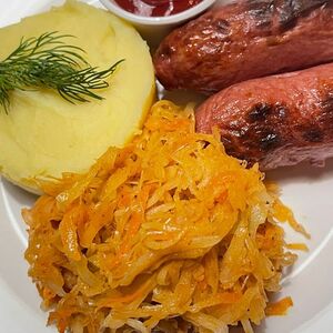 Сардельки Копченые говяжьи на мангале с тушеной капустой и картофельным пюре