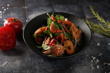 Салат с копченым лососем и ореховым соусом