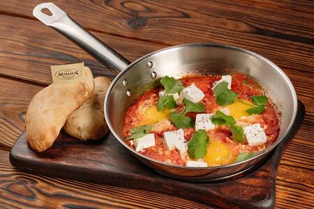 Шакшука с томатами, печеным перцем и сыром Фета 