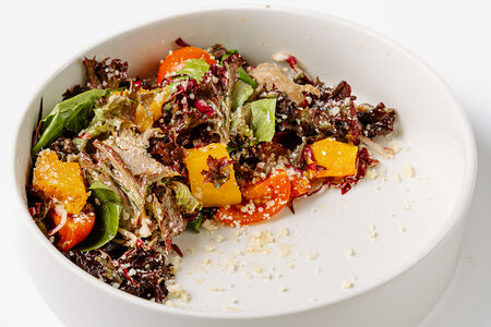 Салат с подкопченной уткой и ароматной тыквой