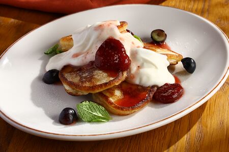 Оладьи с клубничным вареньем и сгущенным молоком