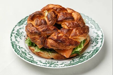 Калач со слабосоленым  лососем и яичным соусом 