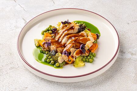 Бедро цыпленка с овощным соте