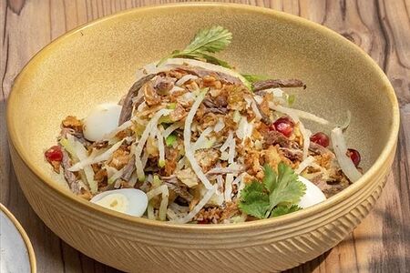 Салат со сладкой редькой и говядиной