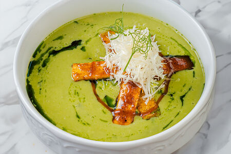 Крем-суп из кабачков на миндальном молоке с хрустящим сыром в перечном соусе