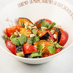 Салат с хрустящими баклажанами, томатами, кинзой, орехами кешью и сладким Чили