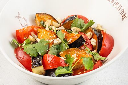 Салат с хрустящими баклажанами, томатами, кинзой, орехами кешью и сладким чили