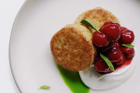 Сырники из тофу с сезонными ягодами