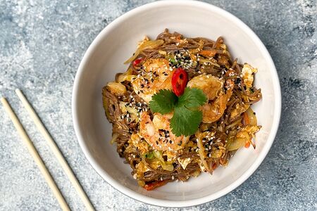 Гречневая лапша с креветками, овощами и соусом карри