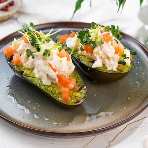 Авокадо на гриле с крабом 