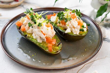 Авокадо на гриле с крабом 