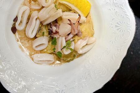 Мини-кальмары на гриле с лисичками и молодым миндалем 