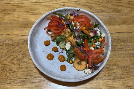 Салат с креветками, компрессированным виноградом, болгарским перцем и облепиховым соусом