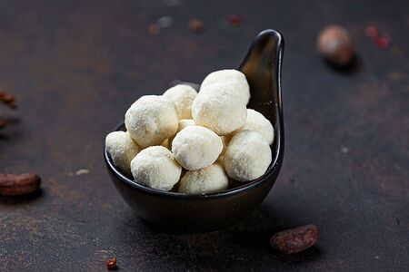 Миндаль в белом шоколаде с кокосом