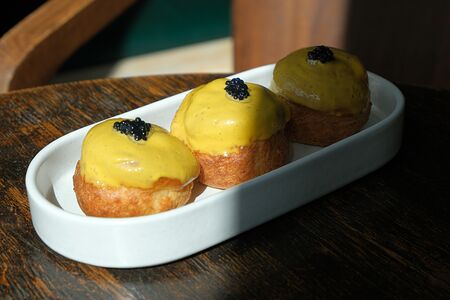 Профитроли с риетом из креветок в манговой глазури