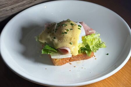 Тост-бриошь с ветчиной