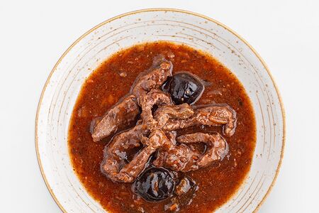 Говядина, тушенная в соусе с черносливом