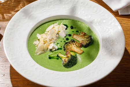 Крем-суп из брокколи с тофу и миндалём