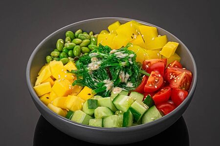 Поке с водорослями вакамэ