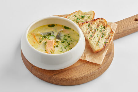 Сливочная уха с лососем и сибасом