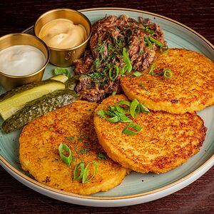 Драники и рваная говядина